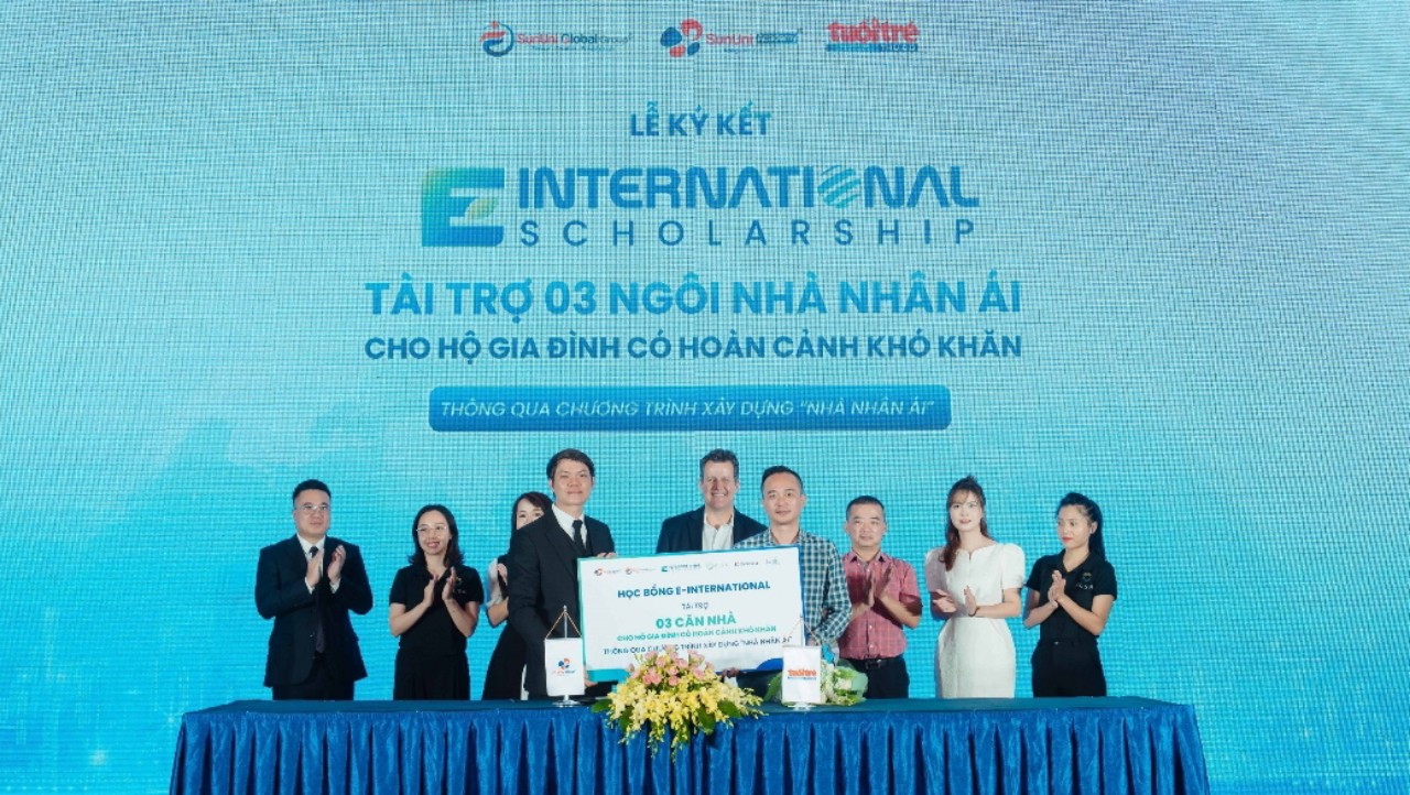 Đại diện học bổng E-Internatinal trao tặng 3 căn nhà nhân ái cho ông Ngô Vương Tuấn - Phó Tổng Biên tập báo Tuổi trẻ Thủ đô, đại diện cho chương trình Xây dựng “Nhà nhân ái”