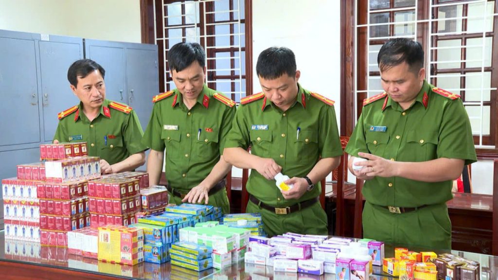 Công an kiểm tra tang vật vụ án - Ảnh: Công an tỉnh Thanh Hóa cung cấp