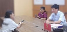 Trung tá Trần Mạnh Hùng (bìa phải), Trưởng Công an xã Trị An trực tiếp làm việc với nạn nhân