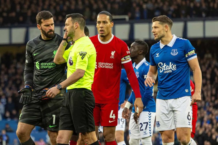 Liverpool sẽ đối đầu với Everton