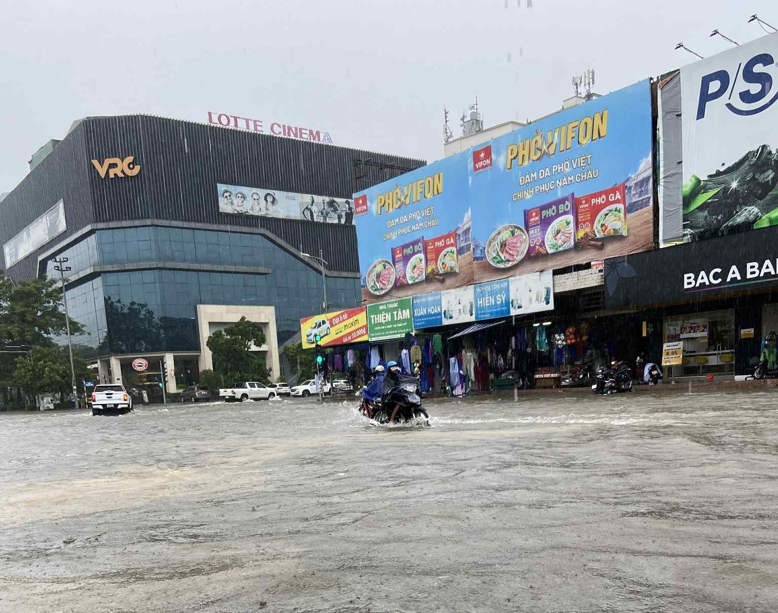 Mưa lớn do bão số 10 khiến nhiều tuyến đường ở Nghệ An bị ngập sâu