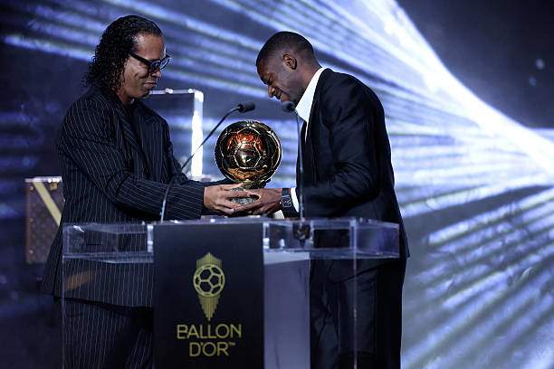 Giây phút Ronaldinho trao QBV cho Dembele