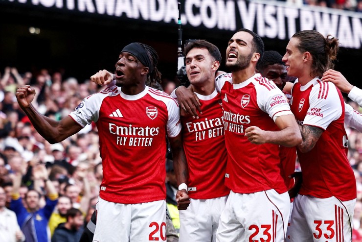Arsenal tạm chiếm ngôi đầu bảng