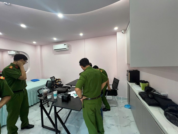 Công an TP HCM khám xét thẩm mỹ viện do Hường làm chủ