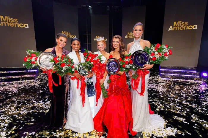  Tân Hoa hậu Mỹ (đứng giữa) cùng các Á hậu tại cuộc thi Miss America 2026. (Ảnh FBNV)