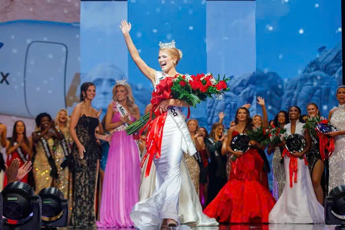 Cassie Donegan nhận tiền thưởng 70.000 đô khi đăng quang Hoa hậu Mỹ.