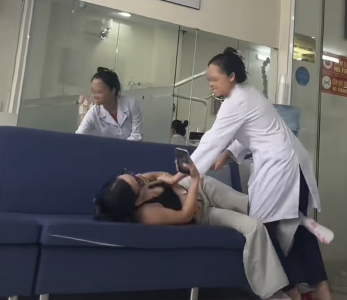 Chị Th. bị bác sĩ Chinh hành hung. Ảnh: Cắt từ clip