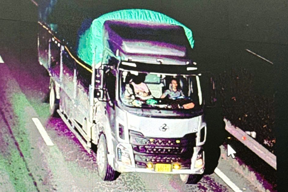 Một tài xế xe tải bị camera phát hiện lỗi không thắt dây an toàn trên cao tốc Nội Bài - Lào Cai.