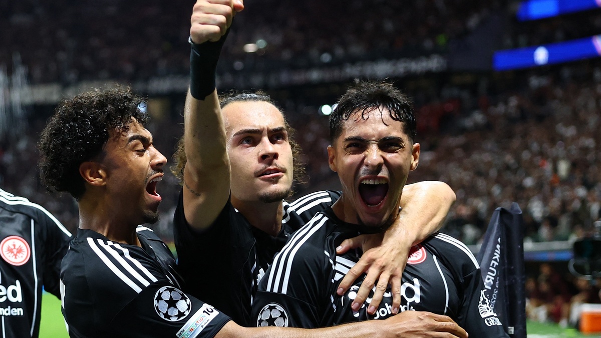 Frankfurt thắng đậm Galatasaray 5-1