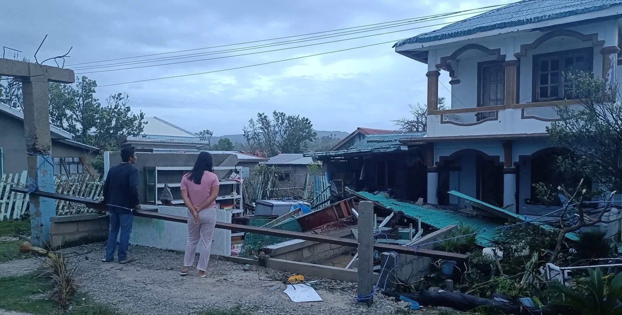 Cảnh tan hoang sau khi siêu bão Ragasa quét qua miền bắc Philippines