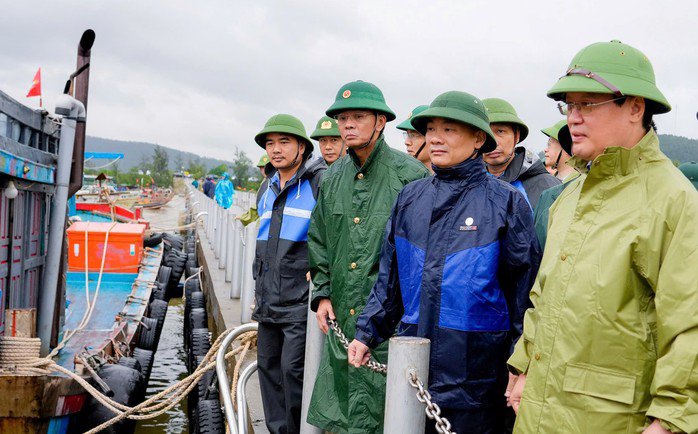 Ông Nguyễn Đức Trung, Bí thư Tỉnh ủy Nghệ An, kiểm tra, chỉ đạo công tác ứng phó với bão số 10 vào sáng 28-9