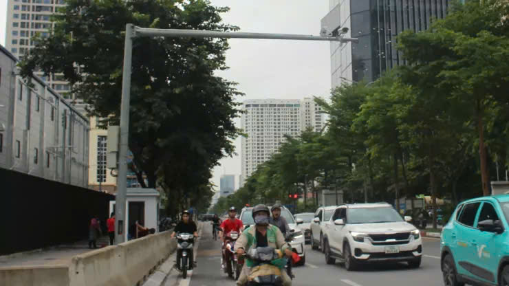 Người dân tham gia giao thông trên đường Phạm Văn Bạch.