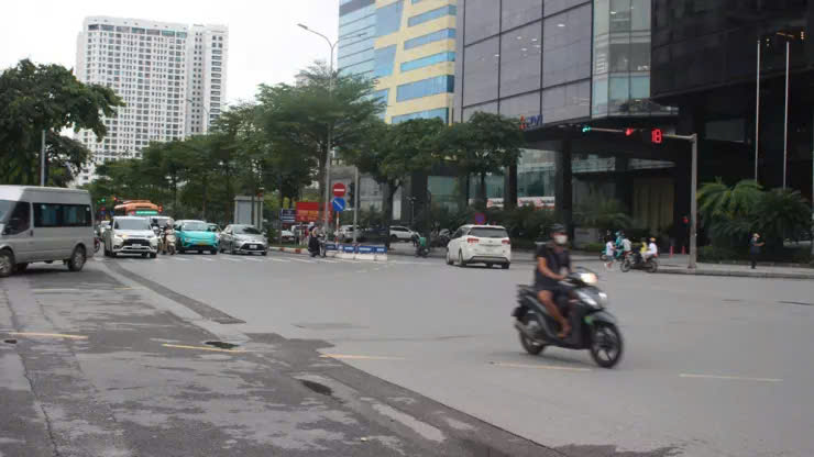 Chiều 25-9, trên đường Phạm Văn Bạch (Hà Nội) vẫn còn tình trạng người đi xe máy vượt đèn đỏ. 