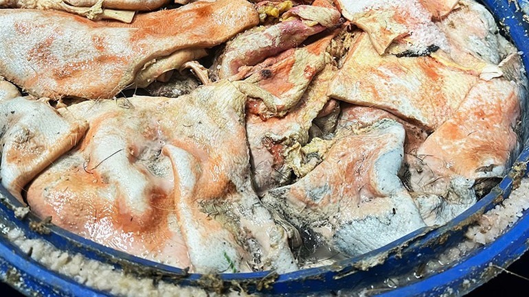 Da, mỡ lợn bốc mùi hôi thối nồng nặc