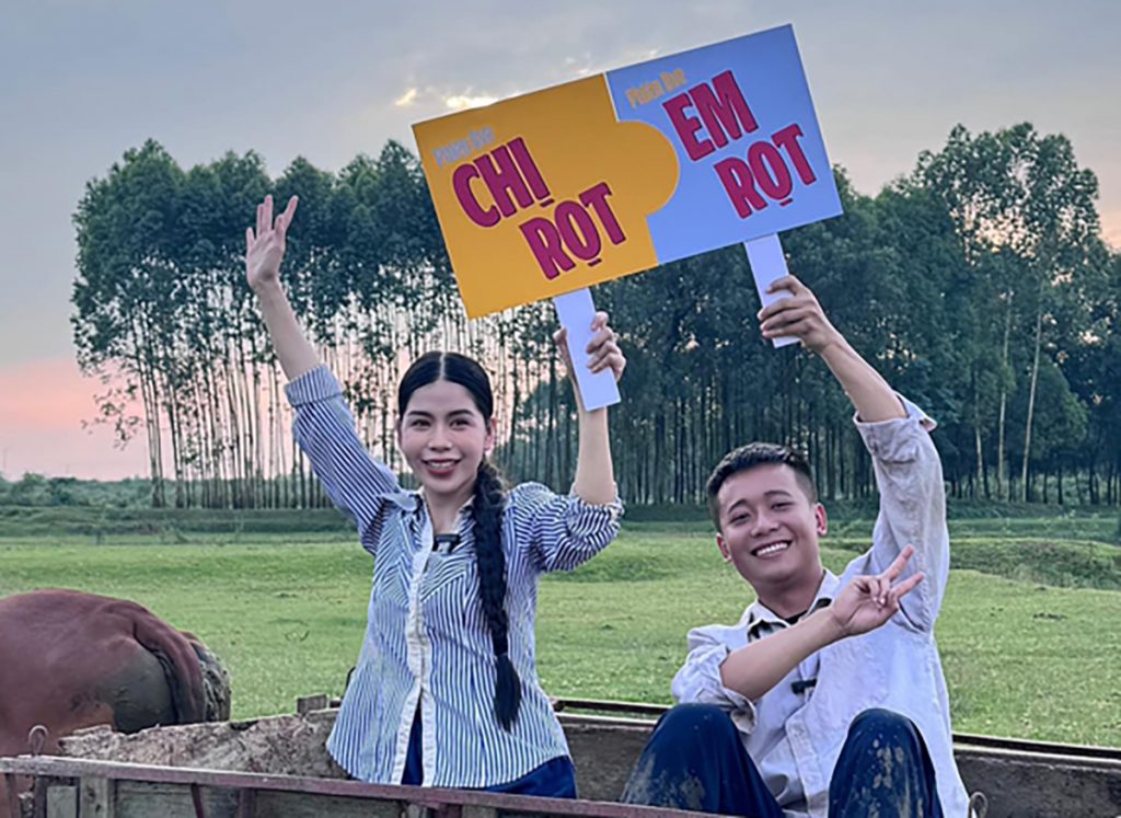 Hằng Du Mục và Quang Linh Vlogs trong một lần quảng cáo.