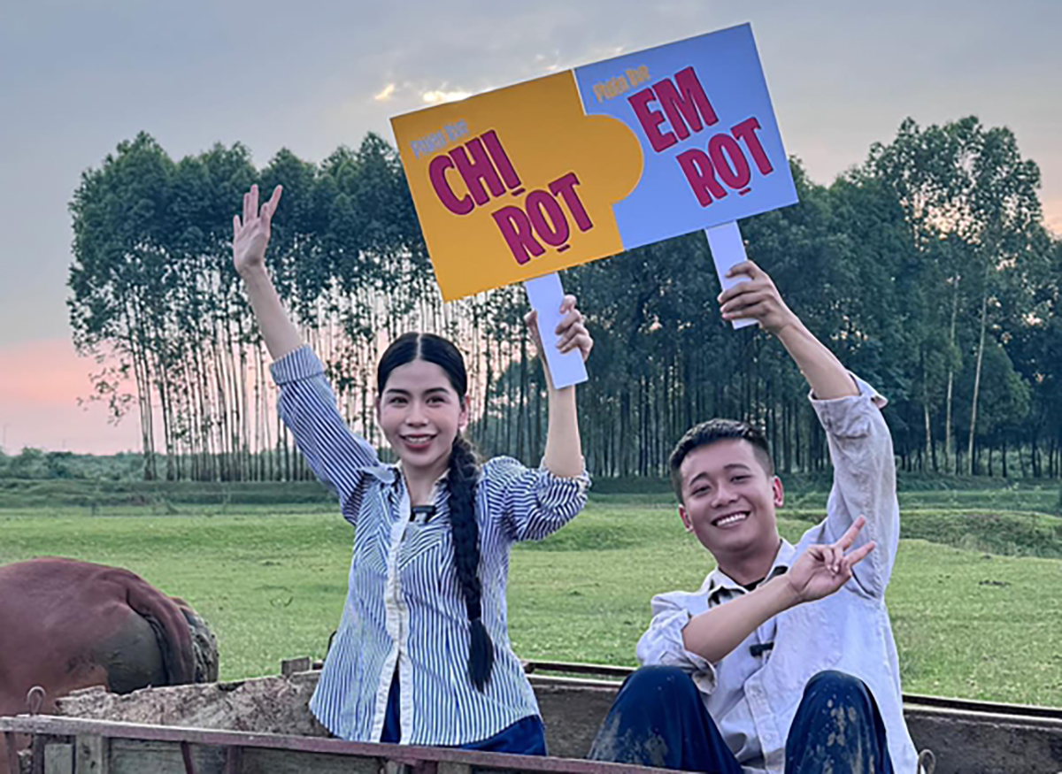 Hằng Du Mục và Quang Linh Vlogs trong một lần quảng cáo. 