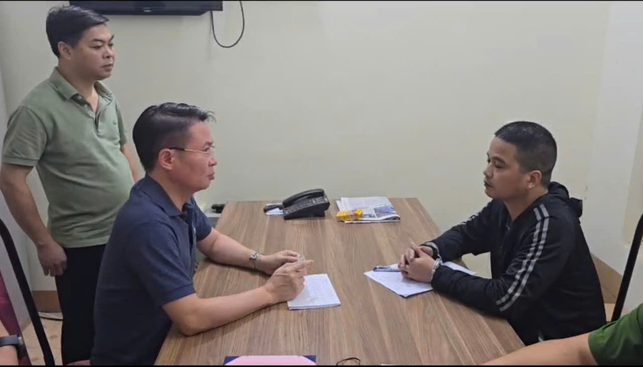 Thiếu tướng Nguyễn Minh Tuấn, Giám đốc Công an tỉnh Phú Thọ lấy lời khai đối tượng.
