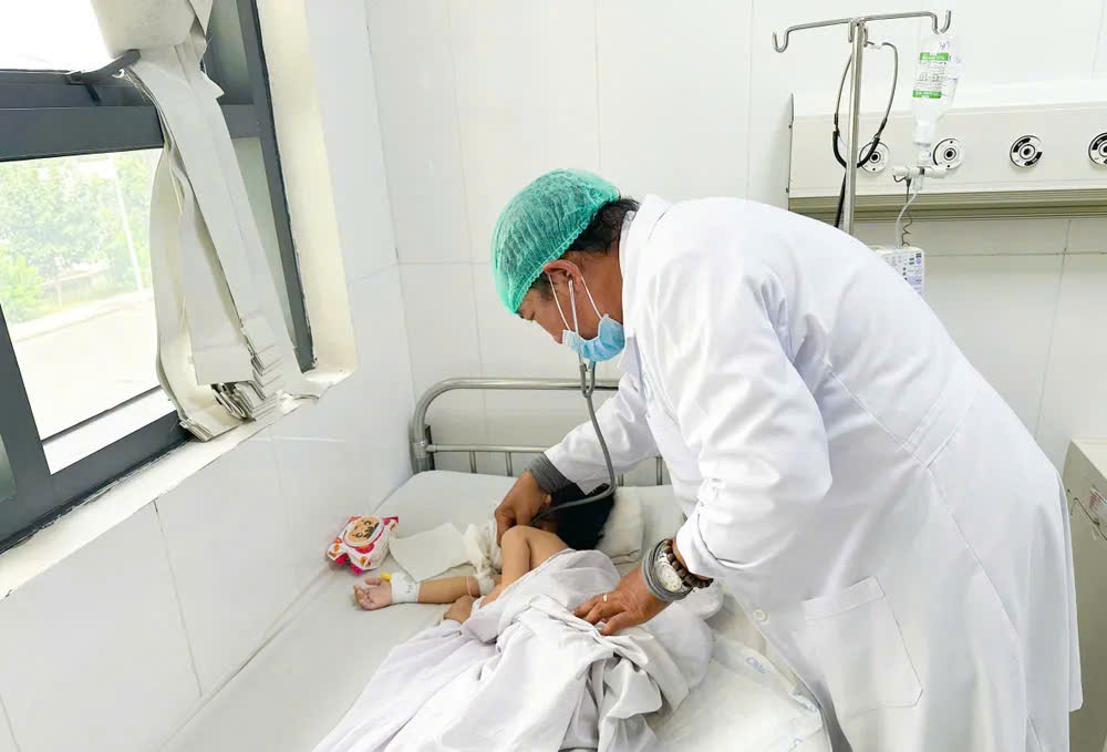 Bác sĩ thăm khám bé gái 4 tuổi sau phẫu thuật