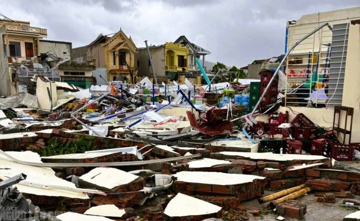 Cảnh tượng tan hoang sau trận lốc xoáy tại xã Hoằng Giang, tỉnh Thanh Hóa rạng sáng nay 29-9 khi bão số 10 Bualoi đổ bộ vào đất liền