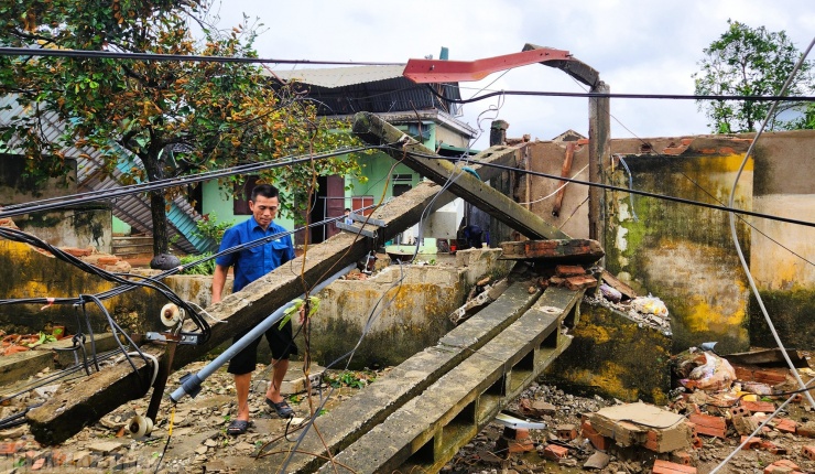 Tường sập, nhà tốc mái, cây cối gãy đổ tại thôn Vĩnh Gia 1, xã Hoằng Phượng cũ (nay là xã Hoằng Giang, tỉnh Thanh Hóa)