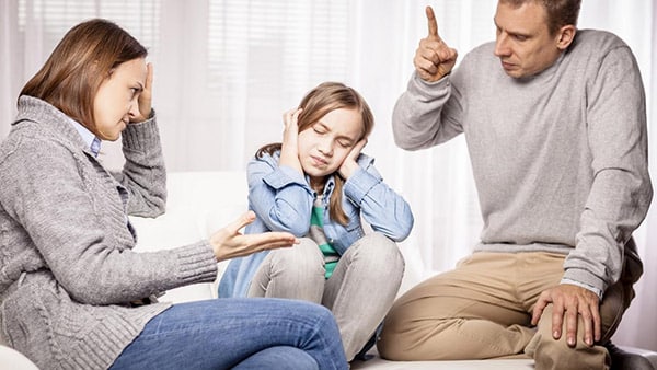 Cha mẹ phớt lờ cảm xúc con – Đóng cánh cửa lắng nghe