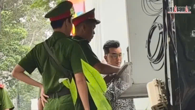 Ca sỹ Ưng Hoàng Phúc có mặt ở trụ sở Công an TP.HCM, sáng 23-9. Ca sỹ Ưng Hoàng Phúc có mặt ở trụ sở Công an TP.HCM, sáng 23-9.